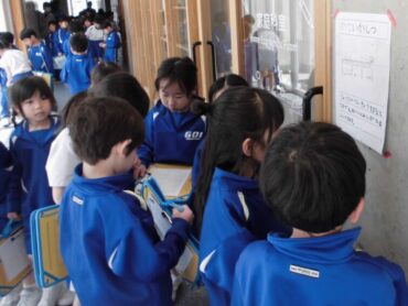 ２年　生活「１年生となかよくなろう～１年生と学校探検～」