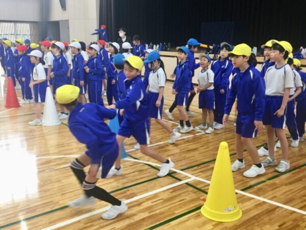 ４年　体育「色団別リレー」
