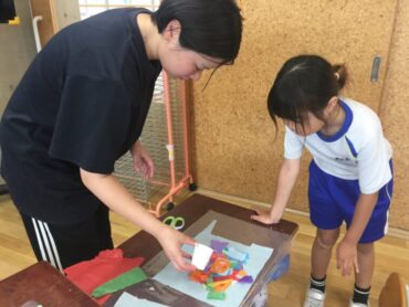 ２年　図工「おはながみ かさねて すかして」
