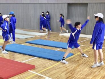 ５年　体育「マット運動を楽しもう」