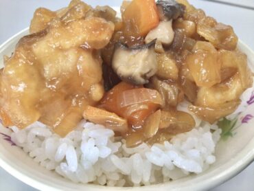 食１９丼「国吉きのこのチキン南蛮丼」