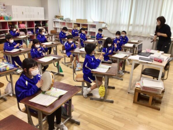 ２年　音楽「いろいろながっきの音をさがそう」