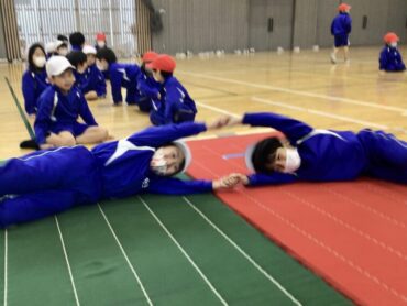 １年　体育「マットを使った運動遊び」