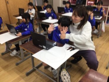 ２年　図画工作「紙はんが」