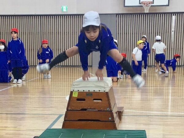 ２年　体育「とびばこあそび」