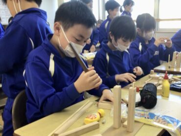 ４年　図画工作「ぼく・わたしのひみつ基地を作ろう」