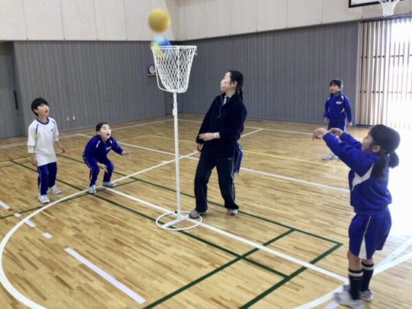 ２年　体育「ボール入れゲーム」